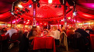 Premiere im Spiegelzelt