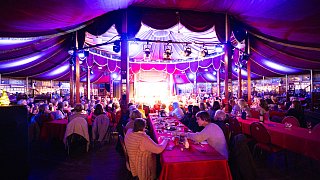 Premiere im Spiegelzelt