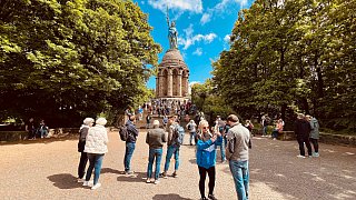Arminia-Fans pilgern in Massen zum Hermannsdenkmal