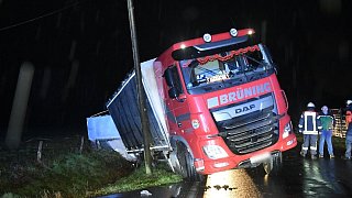 Lkw mit Puten kippt in Lintel in einen Straßengraben