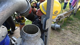 Fischesterben in der Ems: THW pumpt Wasser aus dem Fluss