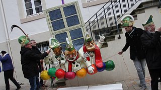 Steinheim: Jecke Ehrenpräsidenten schauen aus dem Rathaus
