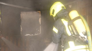 Feuerwehr muss Garagenbrand in Rheda-Wiedenbrück löschen