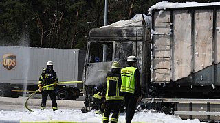 Lkw brennt - Parkplatz Heideplatz an der A2 bei Gütersloh gesperrt