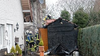 Gartenhaus steht in Flammen - etliche Notrufe bei der Feuerwehr
