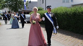 Schützenfest in Daseburg: Teilnehmer und Gäste strahlen mit der Sonne um die Wette.
