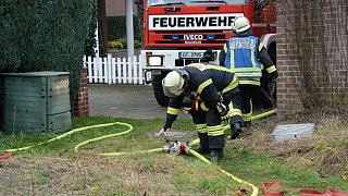 Gartenhaus steht in Flammen - etliche Notrufe bei der Feuerwehr
