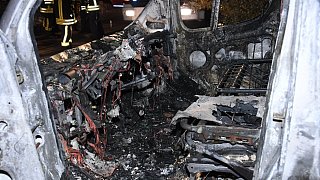 Feuerwehr löscht brennenden Transporter in Wiedenbrück