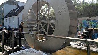 Paderborn: Einbau des Wasserrades im Paderquellgebiet