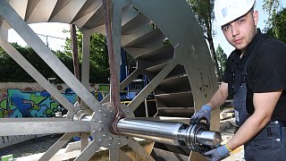 Paderborn: Einbau des Wasserrades im Paderquellgebiet
