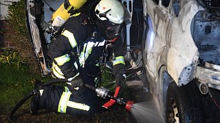 Feuerwehr löscht brennenden Transporter in Wiedenbrück