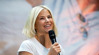Herford: Autogrammstunde mit Schlagersängerin Beatrice Egli