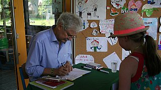 Paul Maar besucht Sommerfest der Grundschule Hiddenhausen
