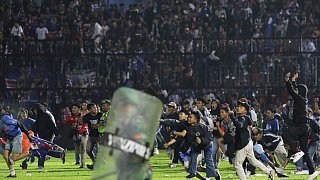 Viele Tote bei Stadion-Massenpanik in Indonesien