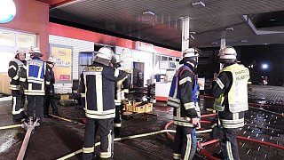 Brand in Gebäude einer Tankstelle
