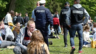 Gütersloh: Gütersloher feiern am 1. Mai - unter den Augen der Polizei