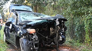 Autofahrerin wird bei Unfall eingeklemmt