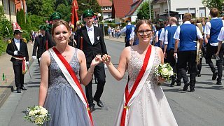 In Willebadessen werden die beiden Königspaare mit viel Beifall gefeiert.