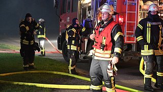 Scheunenbrand vernichtet Hunderte Strohballen - Warn-App ausgelöst