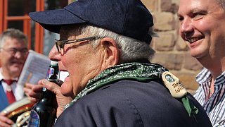 Lauenförde: Die Lauenförder begrüßen ihren Weltenbummler mit dem Trecker, Winfried Langner.