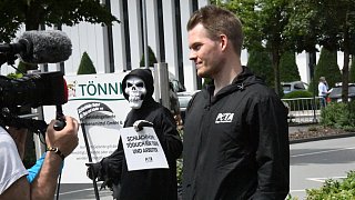 PETA-Aktivisten demonstrieren vor dem Fleischwerk Tönnies in Rheda