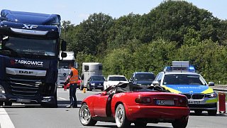 Sportwagen überschlägt sich auf der A2 bei Gütersloh