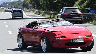 Sportwagen überschlägt sich auf der A2 bei Gütersloh