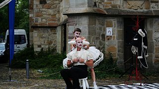 Theater mit Zirkuselementen