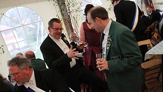 Warburg: Die Warburger Schützen und Regenten feiern beim Stadtschützenfest in Calenberg ihr Stadtschützenkönigspaar Rainer und Bärbel Schnückel