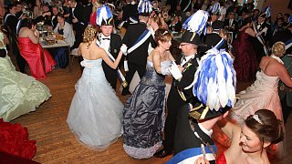 Warburg: Die Warburger Schützen und Regenten feiern beim Stadtschützenfest in Calenberg ihr Stadtschützenkönigspaar Rainer und Bärbel Schnückel