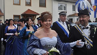 Warburg: Die Warburger Schützen und Regenten feiern beim Stadtschützenfest in Calenberg ihr Stadtschützenkönigspaar Rainer und Bärbel Schnückel