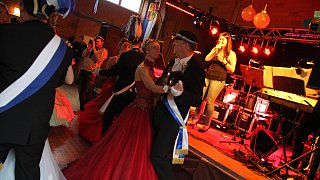 Warburg: Die Warburger Schützen und Regenten feiern beim Stadtschützenfest in Calenberg ihr Stadtschützenkönigspaar Rainer und Bärbel Schnückel