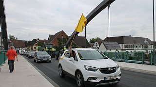 Beverungen: Eröffnung der Weserbrücke und Protestkorso