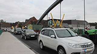 Beverungen: Eröffnung der Weserbrücke und Protestkorso