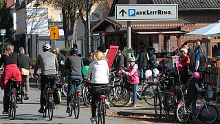 Radler und Jogger erobern autofreie Bundesstraße 61