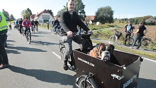 Radler und Jogger erobern autofreie Bundesstraße 61