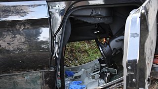 Auto überschlägt sich an Avenwedder Straße im Graben