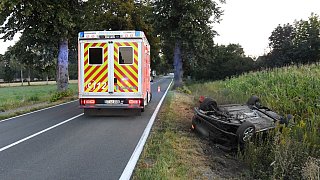 Auto überschlägt sich an Avenwedder Straße im Graben