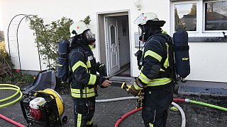 Feuerwehr löscht Wohnungsbrand in Verl