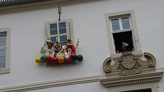 Steinheim: Jecke Ehrenpräsidenten schauen aus dem Rathaus