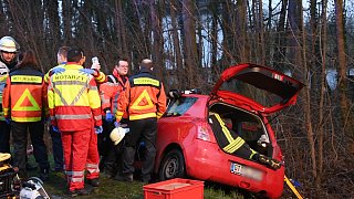 Rheda-Wiedenbrück: Feuerwehr muss Autofahrer schonend aus Fahrzeug retten