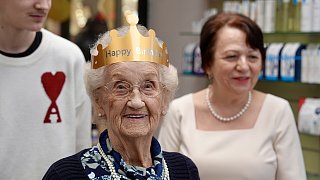 Überraschungsparty für 100-jährige Anneliese Kresse in der Apotheke
