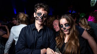 Horrorparty im Ringlokschuppen: Clowns, Untote und Dämonen feiern bis spät in die Nacht.