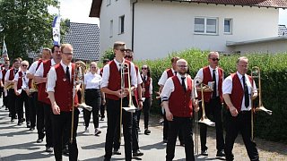 Schützenfest in Daseburg: Teilnehmer und Gäste strahlen mit der Sonne um die Wette.