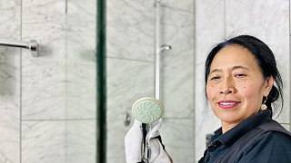 Zwei Bielefelder Reinigungskräfte bei der Arbeit