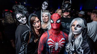 Horrorparty im Ringlokschuppen: Clowns, Untote und Dämonen feiern bis spät in die Nacht.