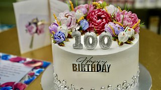 Überraschungsparty für 100-jährige Anneliese Kresse in der Apotheke