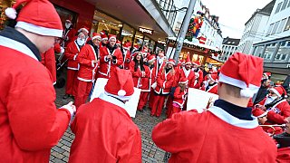 Eine Stadt sieht rot: Motive vom 6.Bielefelder Santa Run