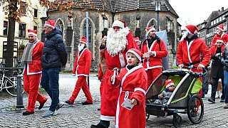 Eine Stadt sieht rot: Motive vom 6.Bielefelder Santa Run