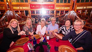 Premiere im Spiegelzelt